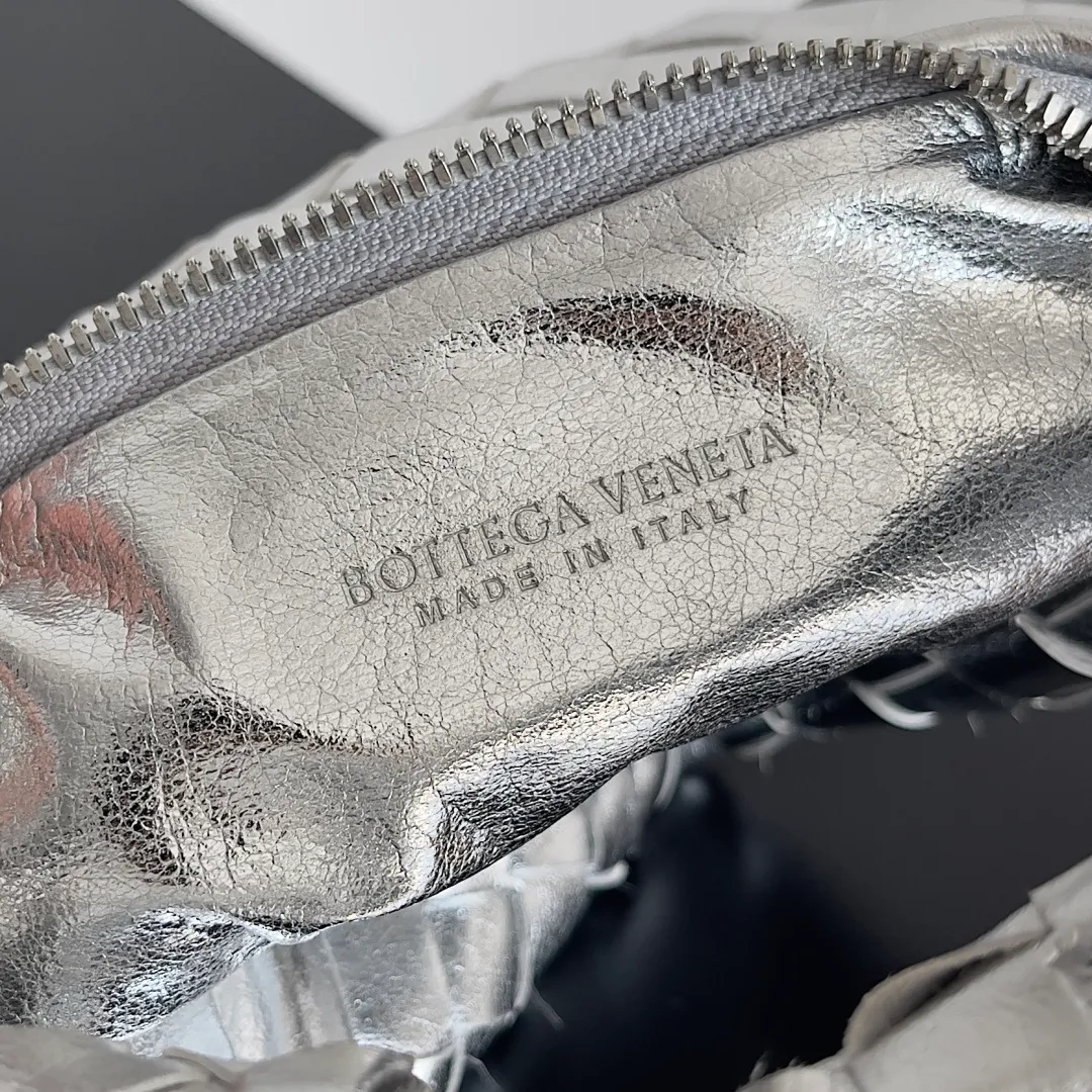 Batch 1160 Bottega veneta͙.——The latest woven knotted hobo🔥 The top-grade lambskin leather is very soft, the bag shape is unique, practical and durable. It retains the traditional woven elements while being a little more flamboyant ~ Made of hand-woven sheepskin, zipper opening and closing, curved seamless structure, effortless to match. Highly recommended⚠️⚠️⚠️ The highest-end in the market🌈 Welcome to compare [all shipped from the factory with a full set of packaging] size: 26x13x8.5cm.    Model: 651876